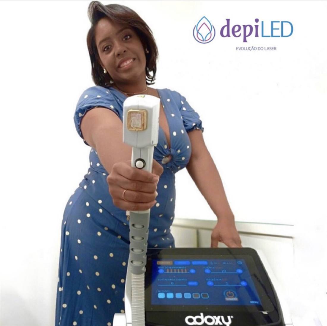 Profissional da depiLED com equipamento de depilação a LED, tecnologia segura para pele negra